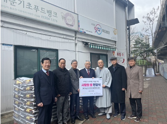 (왼쪽 세번째부터) 정현범 NH농협은행 서울본부장, 이국노 서대문구 사회복지협의회 회장, 이석천 봉원사 총무스님 ⓒNH농협은행