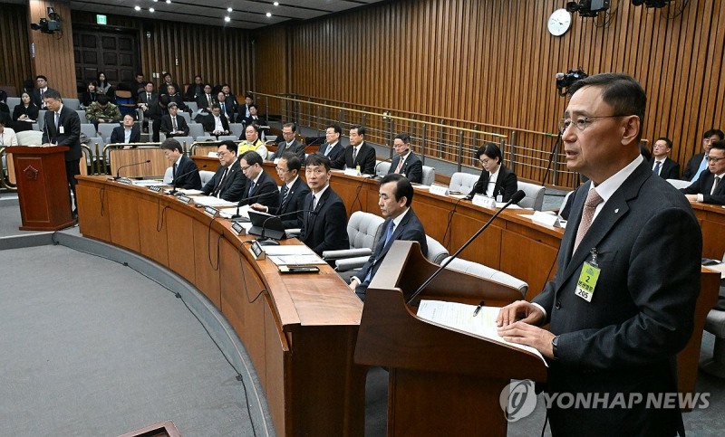 금정호 신영증권 사장이 18일 국회에서 열린 긴급 현안질의에서 국회의원들의 질문에 답하고 있다.