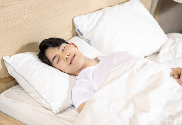 수면 부족을 겪는 현대인들이 많은 가운데, 한국허벌라이프가 일상생활 중 가볍게 실천할 수 있는 수면 건강 관리 방법을 소개했다. (클립아트코리아)