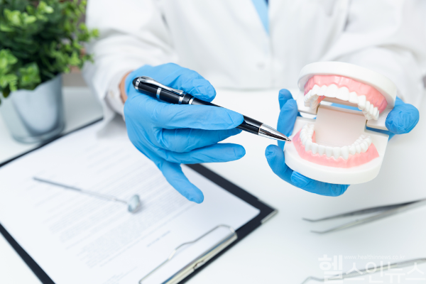 매년 3월 20일은 세계 구강보건의 날이다. 잇몸병은 단순 구강 건강 악화 뿐 아니라 정신질환 발병 위험을 약 37%까지 높일 수 있어 예방 및 관리가 매우 중요하다. (클립아트코리아)