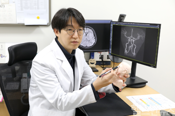 박홍균 일산백병원 신경과 교수는 “만성 두통을 겪는다면 먼저 두통약 복용 빈도를 점검하고, 무조건 약을 먹기보다 의료진 상담을 통해 적절한 치료 계획을 세우는 것이 중요하다”고 조언했다. (일산백병원 제공)