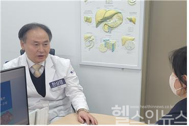 한상영 센텀종합병원 간센터 진료원장의 진료 모습. (센텀종합병원 제공)