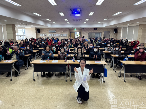 좋은문화병원 내분비내과 권은진 과장과 단체 사진 촬영 (좋은문화병원 제공)