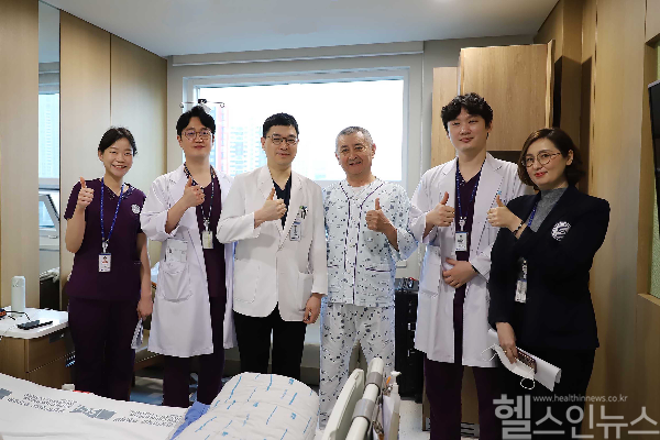 이상욱 순천향대 부천병원 비뇨의학과 교수(좌측 세 번째)와 카자흐스탄 환자 오린베이스(좌측 네 번째) (순천향대 부천병원 제공)