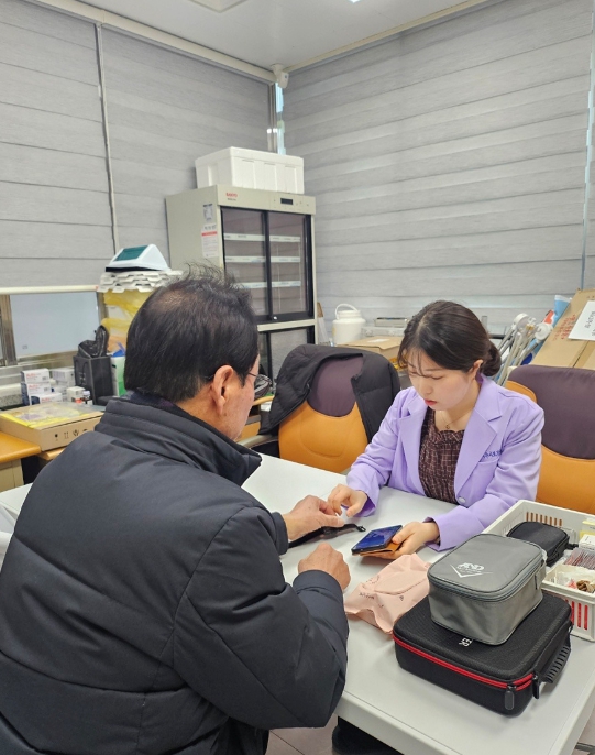 여수시 AI(인공지능)-IoT(사물인터넷) 기반 어르신 건강관리사업 참여 어르신이 서비스 이용법을 익히고 있다. (여수시 제공)