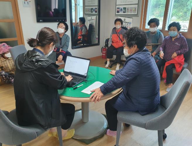 경북 영양군이 전국 최초로 50세 이상 군민을 대상으로 건강검진비 지원 사업을 시행하며 초고령화 사회에 대응하고 있다. (영양군 제공)