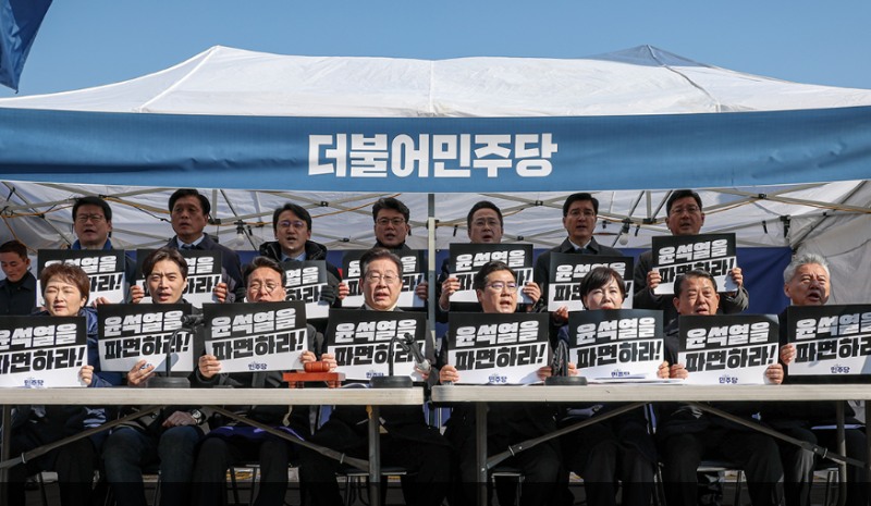 사진: 더불어민주당 장외 최고위원회의 모습