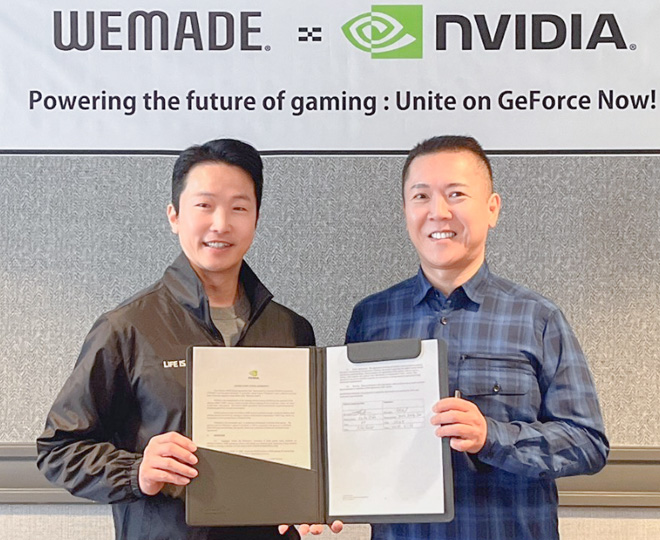 위메이드넥스트 박정수 대표(왼쪽)와 엔비디아 케이타 이다 부사장이 기념촬영을 하고 있다. 사진 제공 : 위메이드