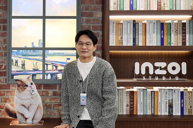 인조이 속 AR 도서관을 배경으로 서 있는 인조이스튜디오 대표 및 인조이 총괄 디렉터 김형준 PD. 자료 제공 : 크래프톤