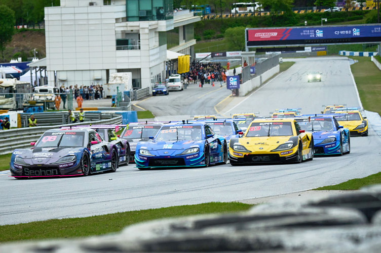 지난 2024 오네 슈퍼레이스 챔피언십 개막전에서 선수들이 치열한 접전을 벌이고 있다