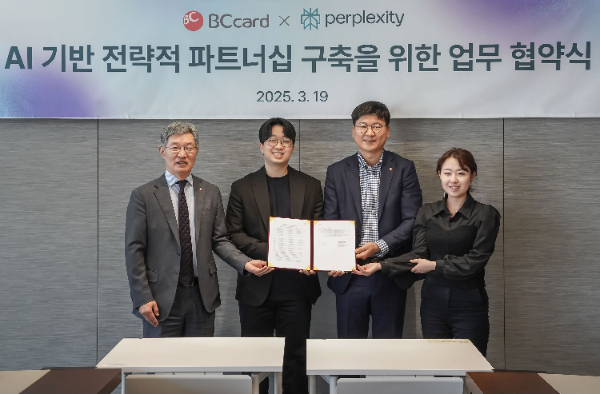 (왼쪽부터)협약식에 참석한 최원석 BC카드 대표이사 사장, 준 모리타(June Morita) 퍼플렉시티 아태지역 부사장, 조명식 BC카드 상무(BC.AI 본부장), 황유라 퍼플렉시티 아태지역 파트너십 장이 기념 사진을 찍고 있다. ⓒ BC카드