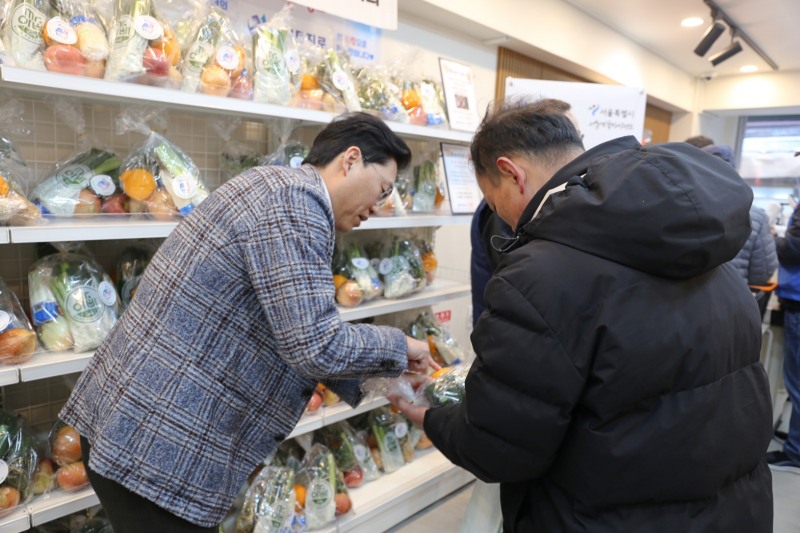 지난 19일 하이트진로 임직원들이 서울역 쪽방촌 온기창고에서 봉사활동을 진행했다.