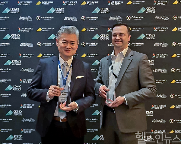 삼성바이오로직스는 19일(현지시간) 미국 뉴욕에서 열린 'CDMO 리더십 어워즈'에서 수상했다고 밝혔다. 제임스 최 영업지원담당 부사장(왼쪽)과 케빈 샤프 Sales&Operation담당 부사장 등 삼성바이오로직스 관계자들이 수상 후 기념촬영을 하고 있다. (삼성바이오로직스 제공)