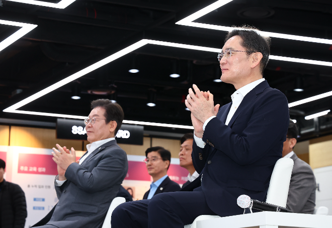 이재용 삼성전자 회장(오른쪽)과 이재명 더불어민주당 대표가 20일 서울 강남구 멀티캠퍼스 역삼 SSAFY 서울캠퍼스에서 열린 청년 취업 지원을 위한 현장 간담회에 참석한 모습 ⓒ연합뉴스/ 공동취재