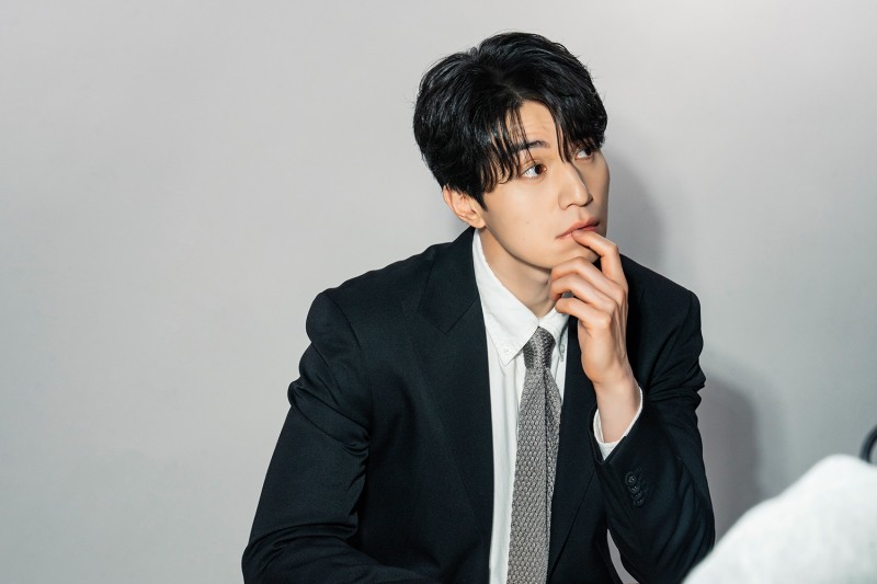 이동욱, ‘이혼보험’ 포스터 촬영 현장 포착…다채로운 표정에 기대감 상승