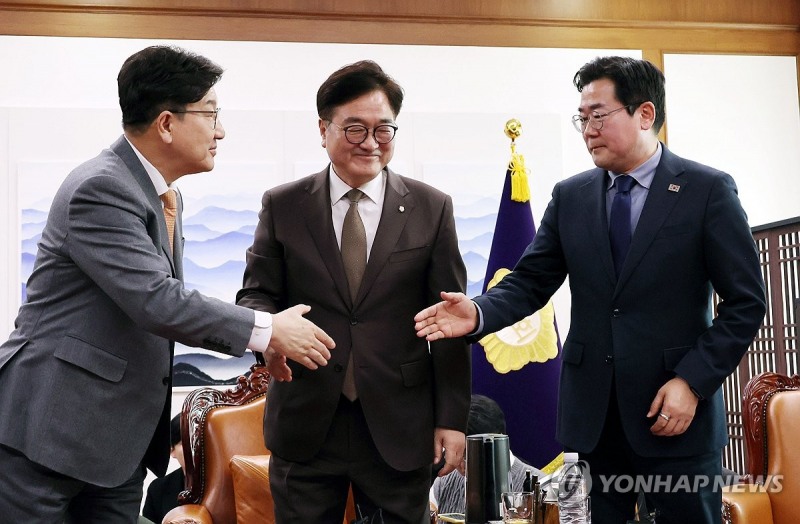 '더 내고 더 받는' 국민연금 개정안이 18년만의 여야 합의로 국회 보건복지위 소위원회를 통과했다.