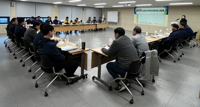 울산고용노동지청(지청장 김범석)과 안전보건공단 울산지역본부(본부장 우용하)는 19일 공단 회의실에서 HD현대중공업, HD현대미포 및 협력사 등 울산지역 조선업 사업장 10개사 관계자 30명과 간담회를 개최했다.