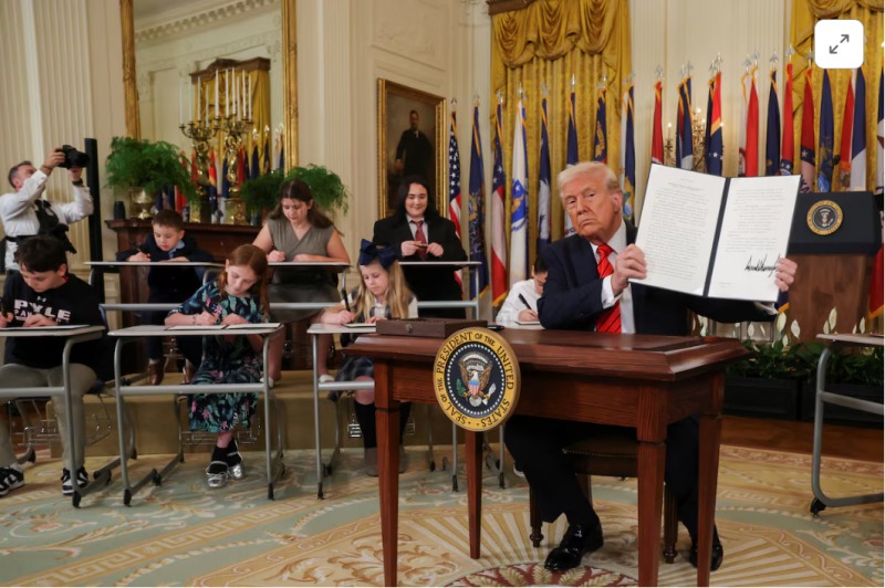 트럼프 대통령이 20일(현지시간) 교육부 해제를 지시하는 행정명령에 서명했다. 사진=로이터통신