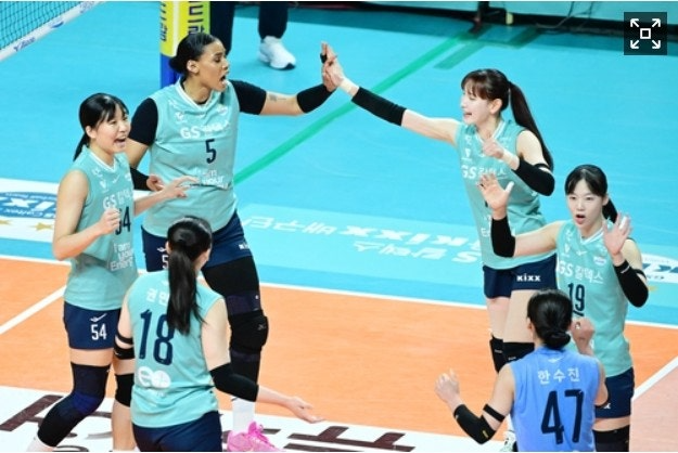 득점 후 기뻐하는 GS칼텍스 선수들