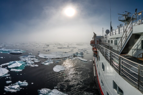 롯데홈쇼핑이 북극이라는 미지의 세계를 크루즈로 탐험하는 여행 상품을 국내 홈쇼핑 업계에서 처음으로 선보인다. (롯데홈쇼핑 제공)