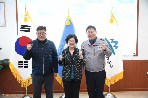 좌측부터) 정락재 예산결산특별위원장,전경애 의장 , 김한철 서장이 기념촬영을 하고 있다.