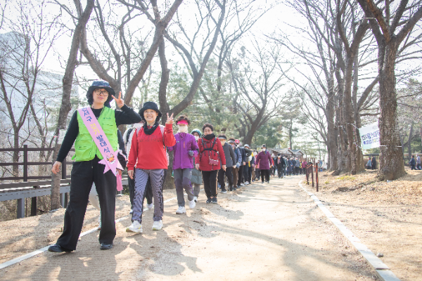 지역주민들이 ‘2025 인천서구 걷기 발대식'에 참여하고 있다.