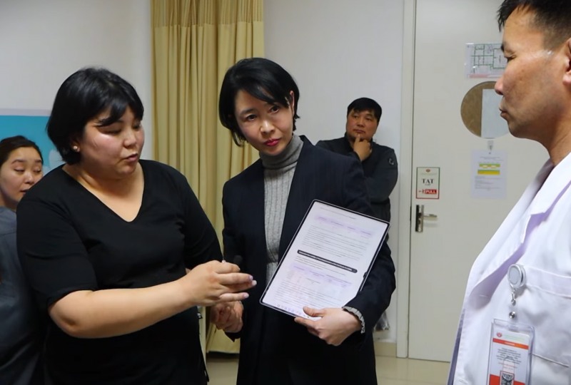 몽골 국립정신병원을 방문한 필굿 임유하 대표(가운데)가 디지털 검사 프로그램을 시연하고 있다. 사진=필굿