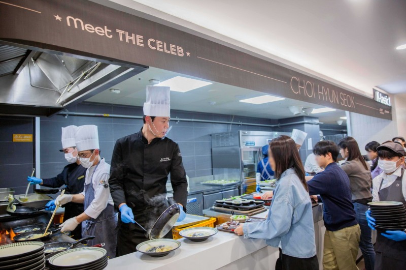(사진) 최현석 셰프가 참여한 포스코타워-송도 사내식당 ‘밋더셀럽’ 이벤트
