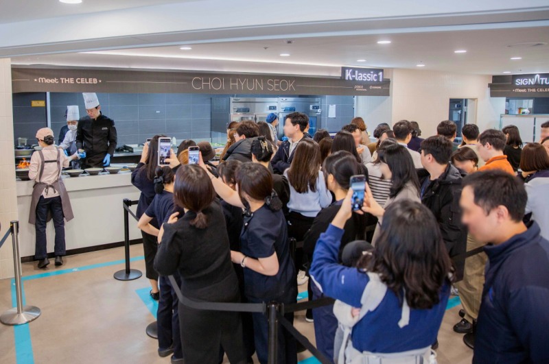 (사진) 최현석 셰프가 참여한 포스코타워-송도 사내식당 ‘밋더셀럽’ 이벤트