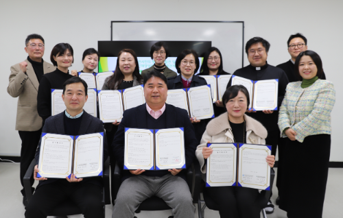 인천인재평생교진흥원과 9개 군·구 청소년상담복지센터간 업무협약을 맺고 기념 촬영을 하고 있다.