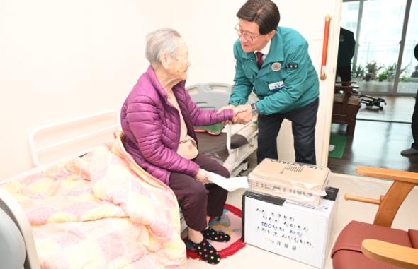 기장군이 올해부터 100세 이상 어르신들을 위한 '장수축하물품 지급 사업'을 처음으로 시행했다. (기장군 제공)
