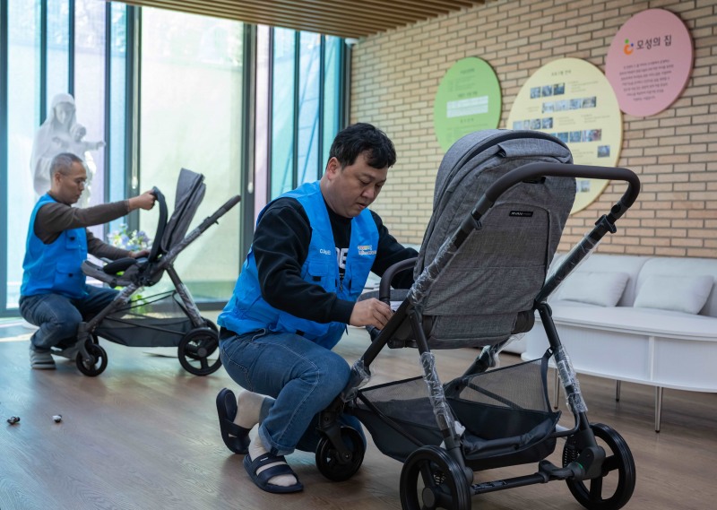 쿠팡로지스틱스서비스 임직원들이 기부한 유모차 조립 지원 봉사활동을 하고 있다