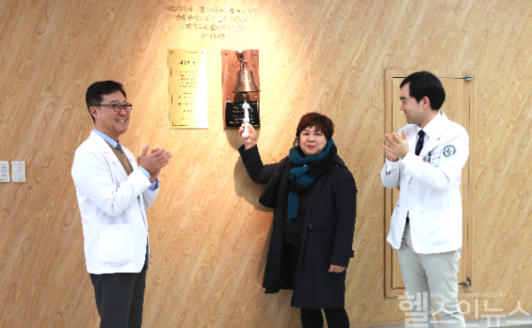 치유의종 타종 (좌측) 최종순 병원장, (우측) 주치의 최진혁 교수 (고신대복음병원 제공)