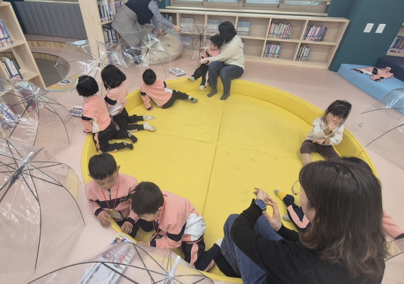 영동교육지원청, “영동교육도서관에서 '신나는 도서관 나들이'로 독서 새싹 틔워요.”
