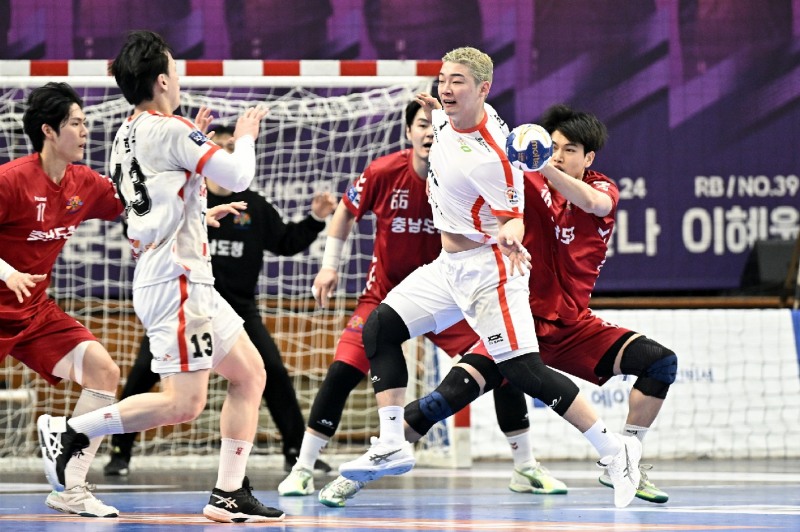 SK호크스 하태현이 스크린 패스 중이다