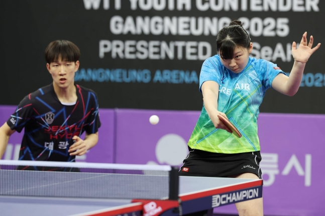 WTT 유스 컨텐더 강릉 U-19 혼복에서 우승한 이성민-이다혜 콤비