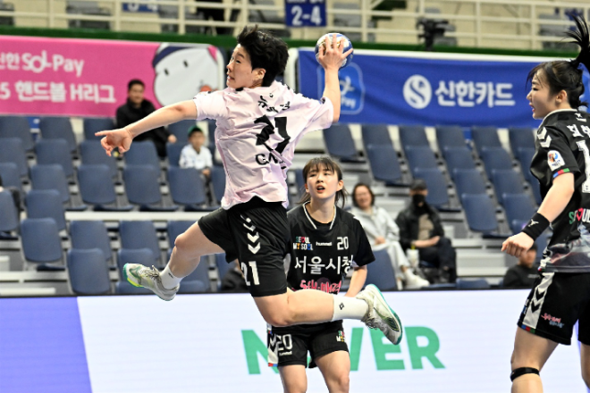 경남개발공사 유혜정이 런닝 점프슛을 하고 있다