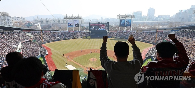 9년 만에 되찾은 '포에버 LG' 응원가... 잠실구장에 다시 울려 퍼져