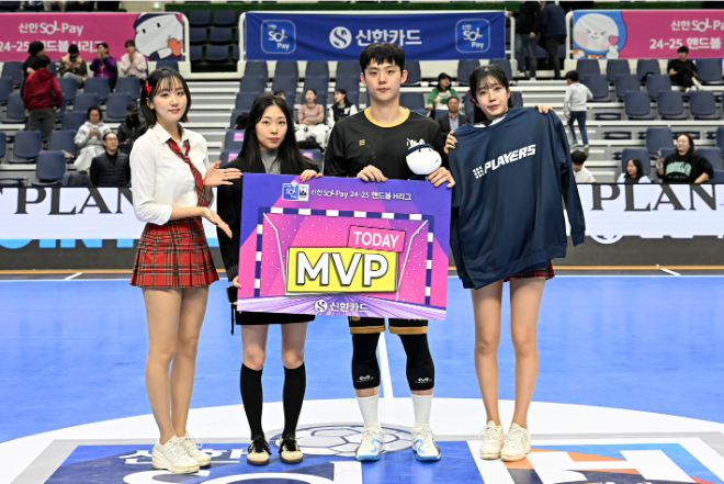 인천도시공사 김진영이 점프슛을 하고 있다