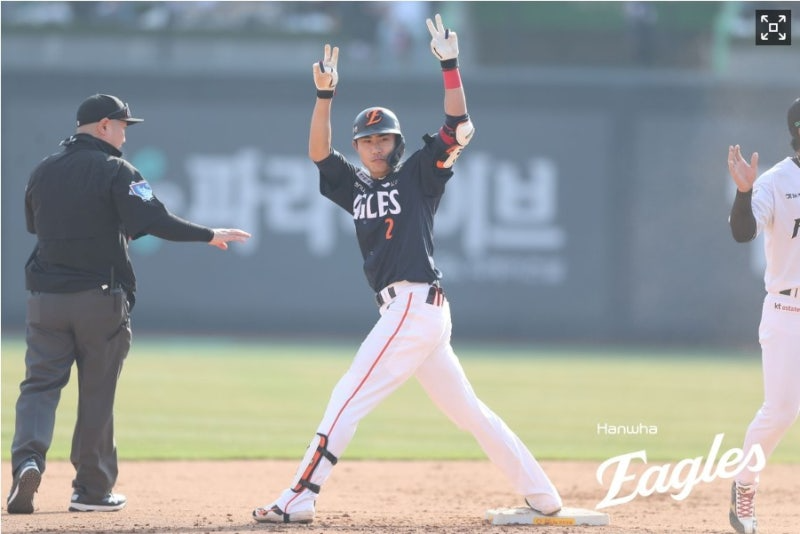 7회 역전 2루타를 치고 기뻐하는 한화 심우준