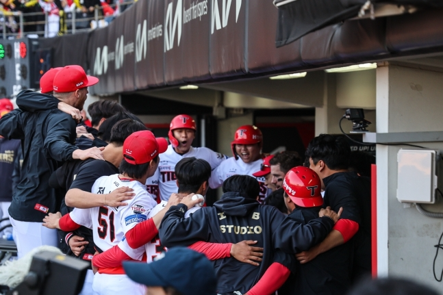 한준수의 3점홈런을 축하하는 KIA 선수단