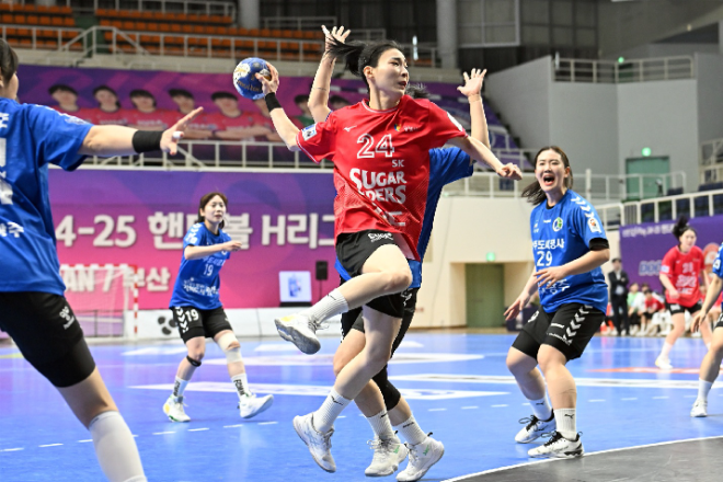 SK슈가글라이더즈 강경민이 점프슛을 하고 있다.