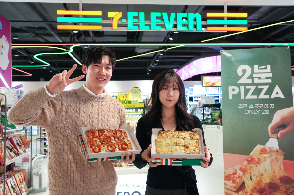 세븐일레븐은 지난해 9월 말 첫 선을 보인 즉석피자를 2분 피자로 브랜드화 하고 최초 15개점이었던 운영점을 전국 60개점까지 확대했다고 밝혔다. ⓒ 세븐일레븐