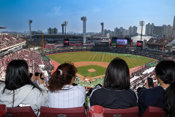 KT가 K intelligence 출시를 기념해 22일 2025 KBO리그 정규시즌 개막전이 개최된 수원 KT위즈파크 AI 스타디움에서 다채로운 AI 기술을 선보이고 있다. ⓒ KT