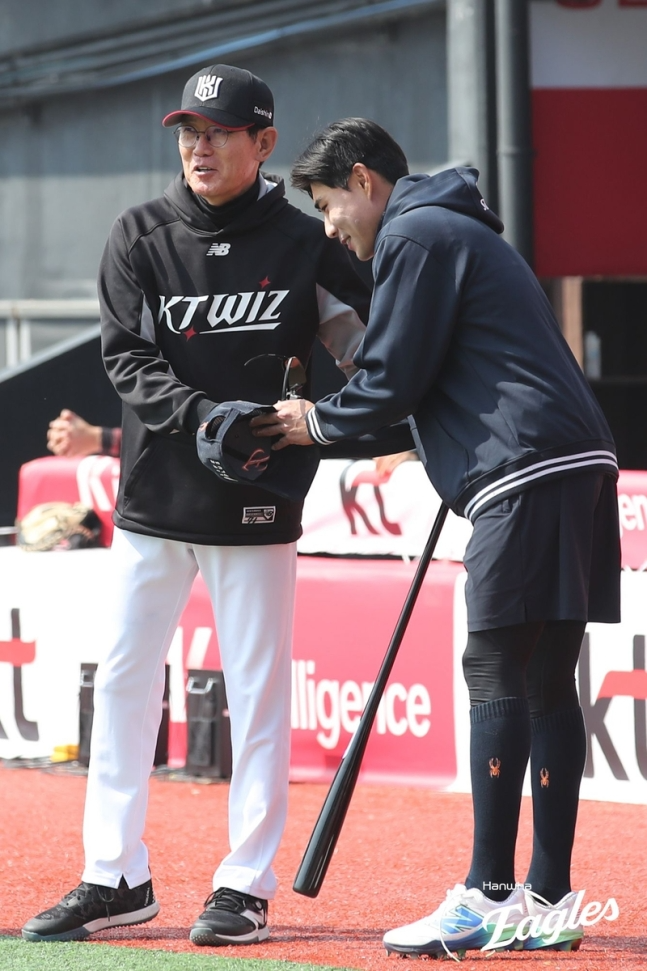 22일 개막전에 앞서 인사하는 kt 이강철 감독(왼쪽)과 한화 심우준