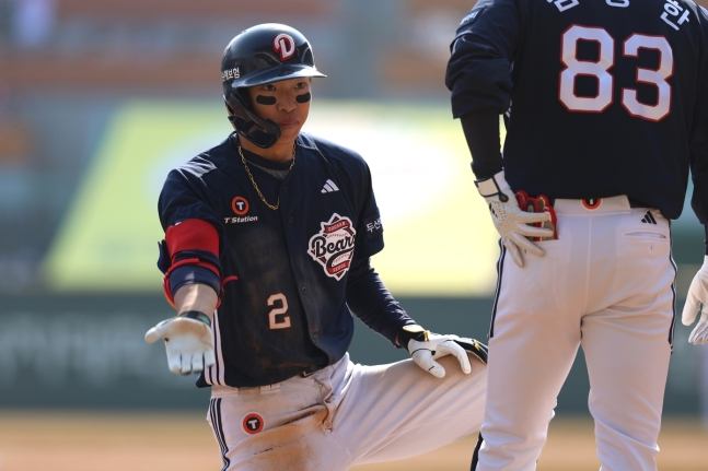 22일 SSG를 상대로 3루타를 때린 두산 베어스 김민석(왼쪽)