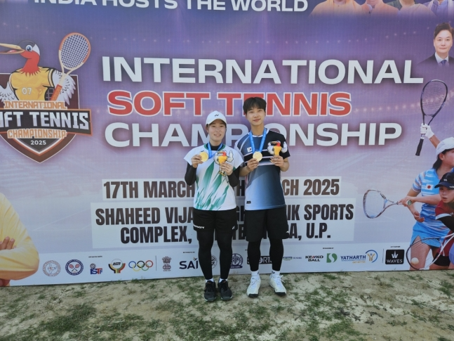 황찬우(오른쪽)와 일본 덴마.