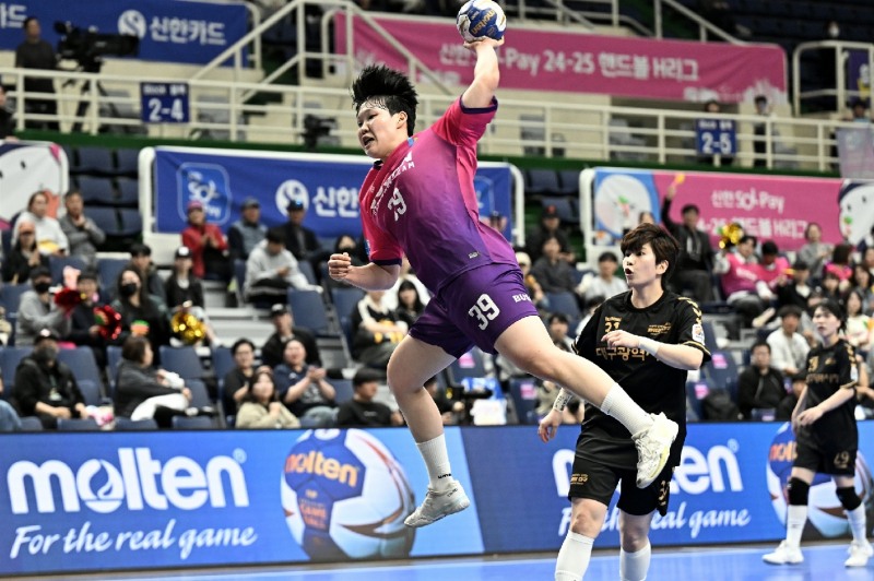 부산시설공단 이혜원이 런닝 점프슛을 시도 중이다.