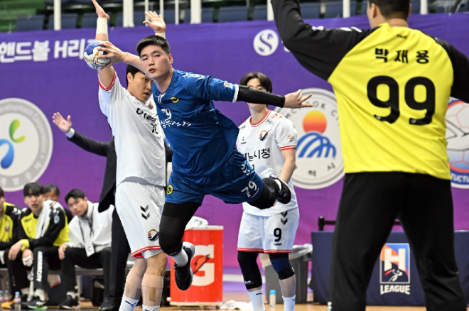 상무피닉스 박세웅이 다이빙 슛을 하고 있다