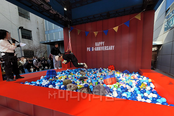 '배틀그라운드 PUBG 팬 페스타 서울' 행사 '온몸 파밍 크레인' 현장. 사진 : 이동근 기자